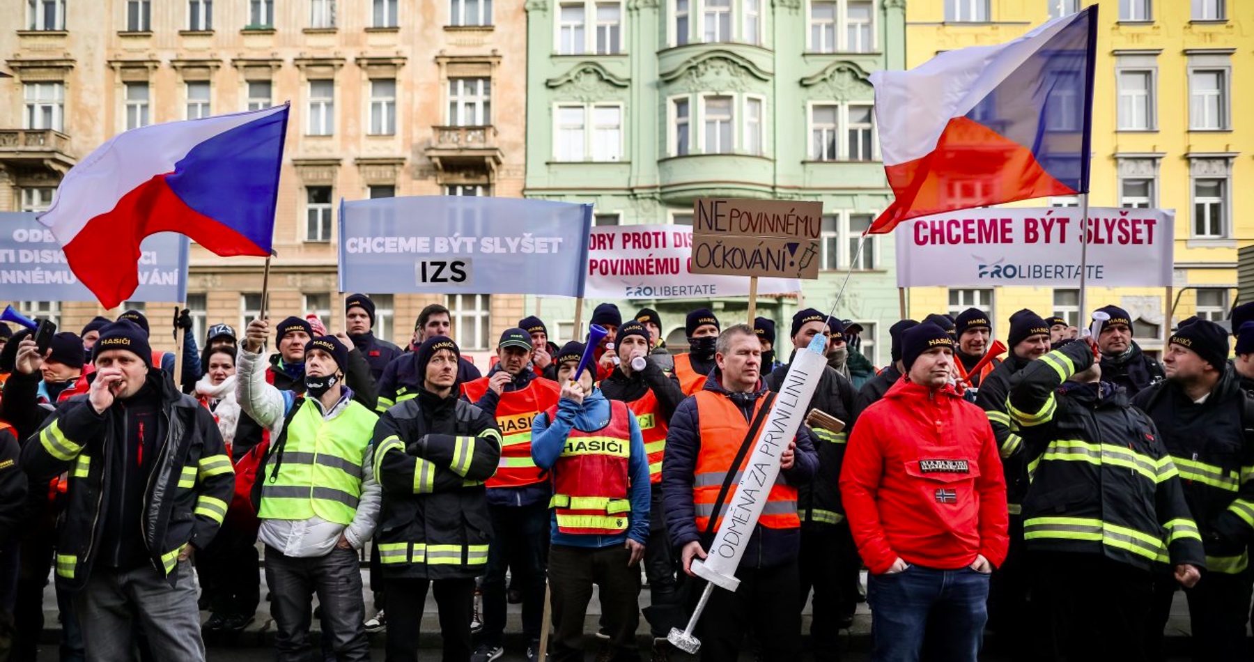 VIDEO: Hasiči a policajti protestovali v Prahe proti povinnému očkovaniu proti Covid-19 