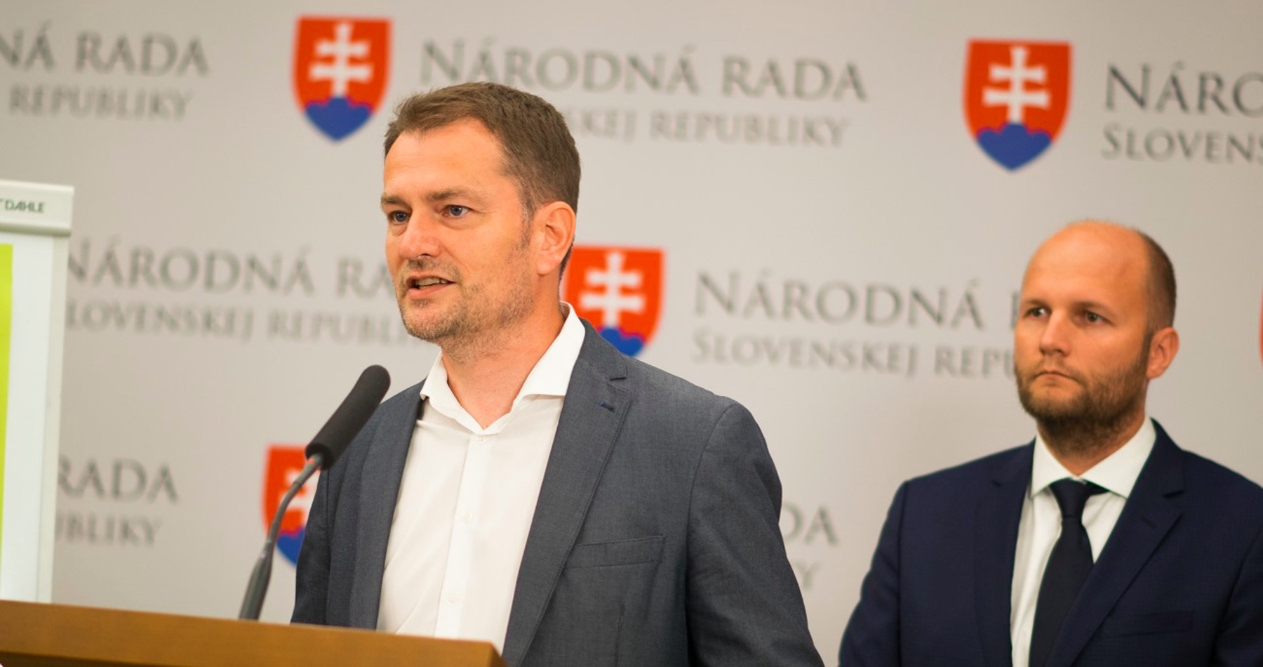 VIDEO: Nehrozí, že na Slovensku bude vybudovaná akákoľvek vojenská základňa bez toho, aby o tom rozhodli ľudia v celoštátnom referende, sľuboval pred voľbami Matovič a Naď mu prikyvoval