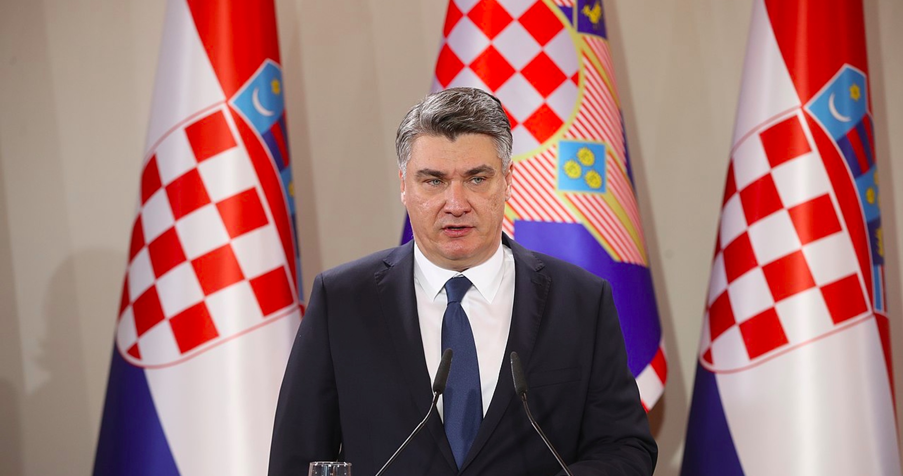 Chorvátsko stiahne svojich vojakov zo síl NATO vo východnej Európe v prípade konfliktu medzi Ruskom a Ukrajinou, oznámil chorvátsky prezident. Ukrajina podľa neho nemá čo hľadať v NATO a označil ju za jednu z najzkorumpovanejších krajín, v ktorej došlo k prevratu
