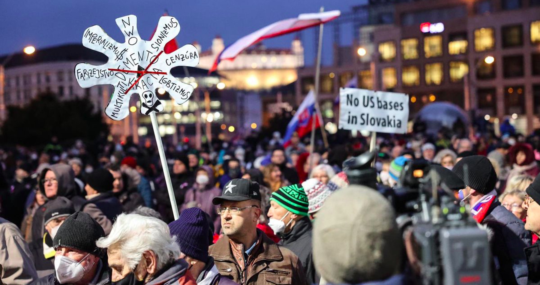 VIDEO: Pred Prezidentským palácom sa konal veľký protivládny protest. Fico vyzval občanov povstať proti Hegero-Matovičovej garnitúre. Slováci vyjadrovali odpor proti očkovaniu, zvyšovaniu cien, okupačnej dohode s USA a vyvolávaniu konfliktu s Ruskom